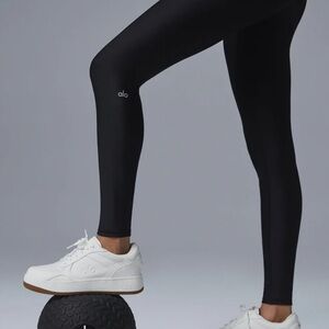 ALO yoga 7/8 High-Waist Airlift Legging - black medium